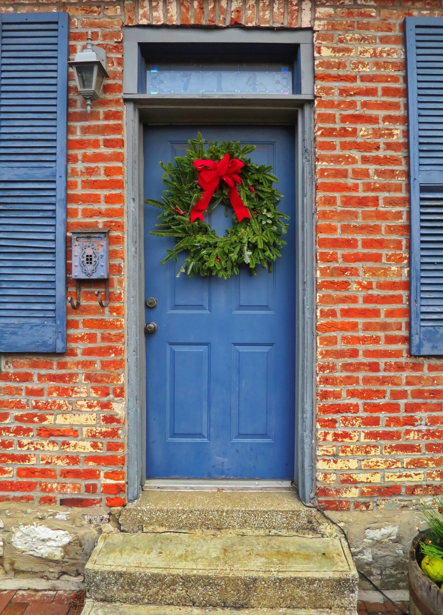 How to Hang a Wreath on Your Front Door: 7 No Damage Methods